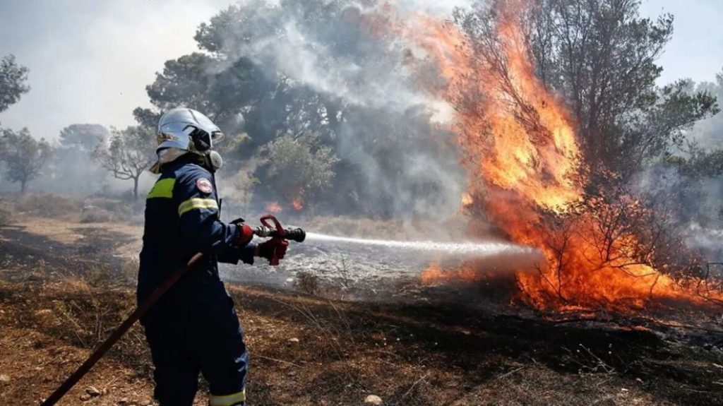 Φωτιά στο Νευροκόπι: Επιχειρούν και εναέρια μέσα