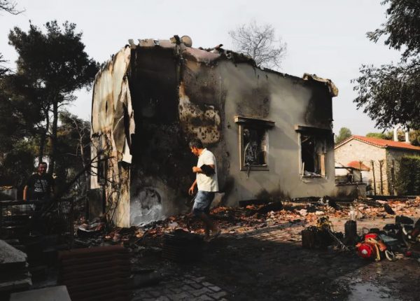 Φωτιά στην Αττική: Καταγγελίες και φόβοι για πλιάτσικο στις καμένες περιοχές – Συνεχείς περιπολίες της ΕΛ.ΑΣ.