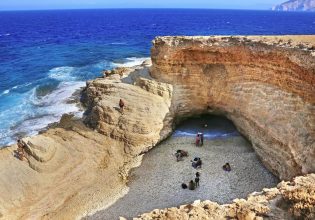 Η κρυφή παραλία του Αιγαίου που… ασπρίζει σαν το γάλα και φωλιάζει στη μικροσκοπική «αγκαλιά» ενός βράχου