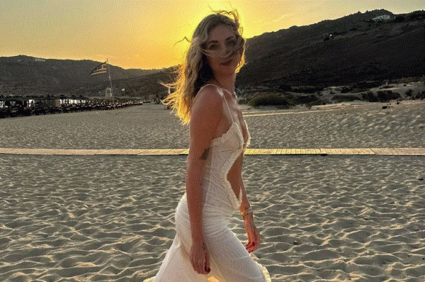 Μύκονος – Η Κιάρα Φεράνι με ένα «υπέροχα ελάχιστο» φόρεμα σε βραδινή έξοδο