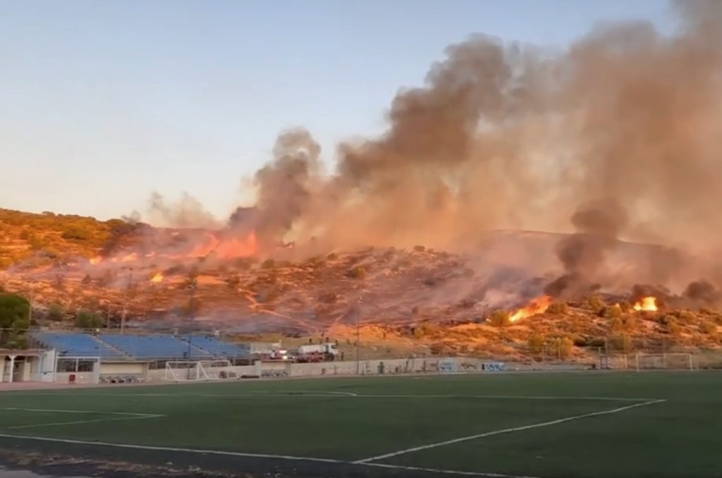 Σε ύφεση η φωτιά στην Άνω Γλυφάδα – Για εμπρησμό μιλά ο δήμαρχος