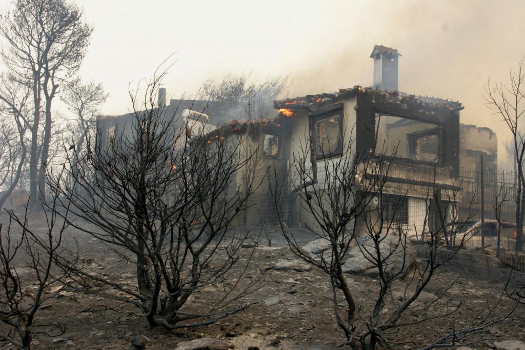 Φωτιά στην Αττική: Σεσημασμένοι που έδιναν «παρών» σε ΑΤ έκαναν πλιάτσικο – Δύο συλλήψεις