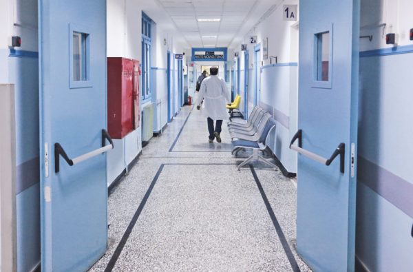 Σε έξαρση ο κορονοϊός – «Πάνω από 100 εισαγωγές την ημέρα στα νοσοκομεία»