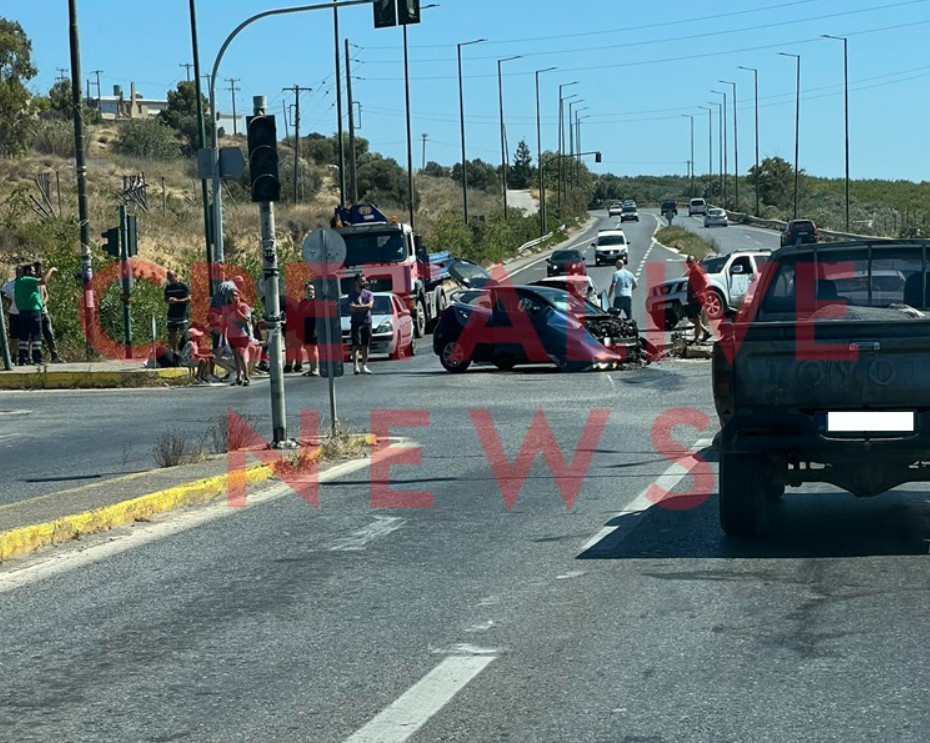 Ηράκλειο: Σοβαρό τροχαίο με τρία αυτοκίνητα στον κόμβο Σκαλανίου