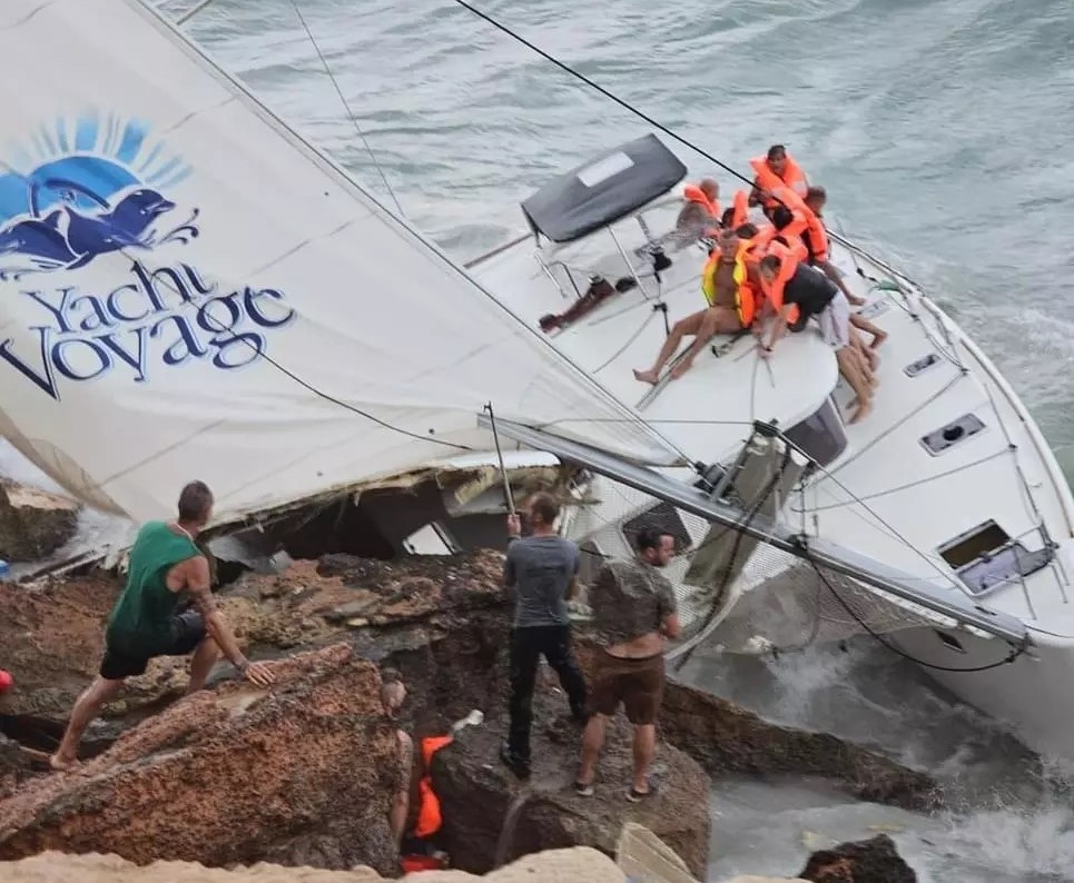 Ισπανία: Σφοδρή καταιγίδα χτύπησε το νησί Φορμεντέρα – Τραυματίες 9 Ιταλοί που έπεσαν στα βράχια με ιστιοφόρο