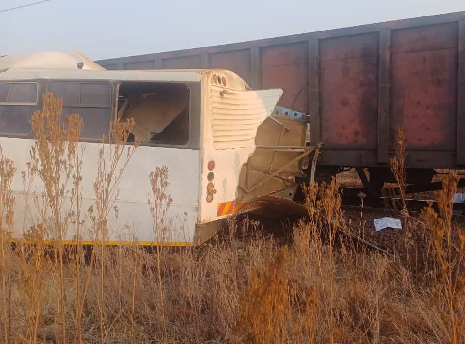 Νότια Αφρική: Πέντε παιδιά σκοτώθηκαν σε σύγκρουση σχολικού λεωφορείου με τρένο