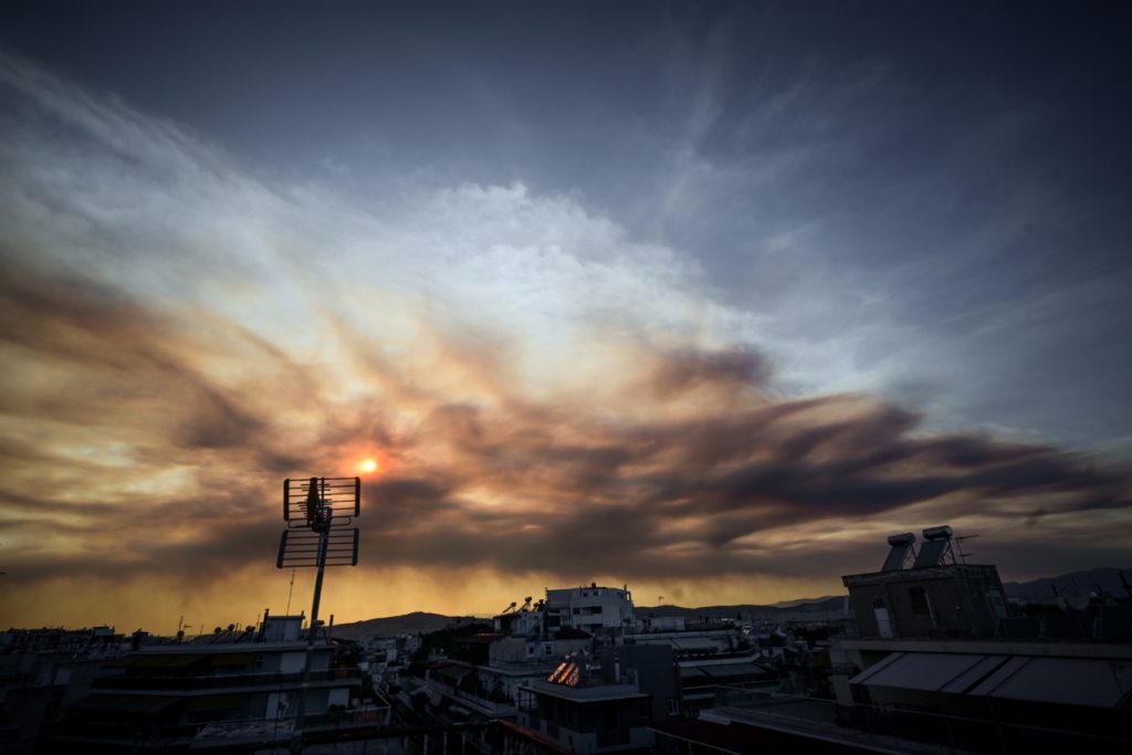 Φωτιά στην Εύβοια: Aπόσταση 150 χιλιομέτρων κάλυψε ο πυκνός καπνός (Βίντεο και εικόνες)
