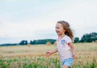 Πώς να μεγαλώσετε υγιή και ευτυχισμένα παιδιά, σύμφωνα με τους ειδικούς του Χάρβαρντ