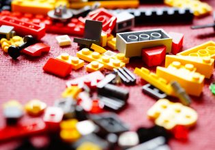 LEGO: Έχετε αναρωτηθεί τι σημαίνει πραγματικά το όνομα των αγαπημένων παιχνιδιών;