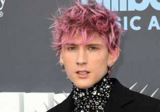 Machine Gun Kelly: Αποκάλυψε πως ο πατέρας του δικάστηκε για τον θάνατο του παππού του σε ηλικία 9 ετών