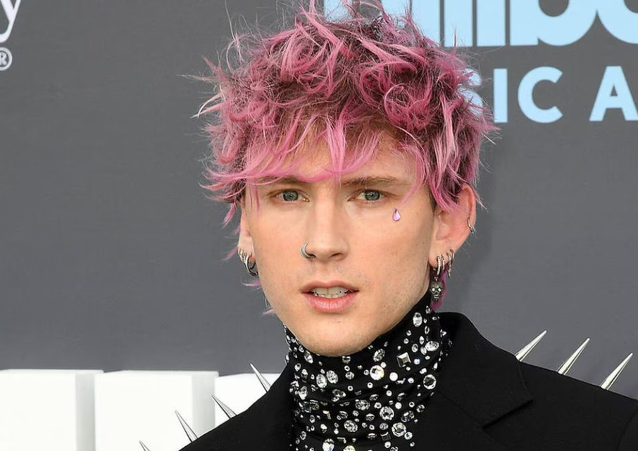 Machine Gun Kelly: Αποκάλυψε πως ο πατέρας του δικάστηκε για τον θάνατο του παππού του σε ηλικία 9 ετών