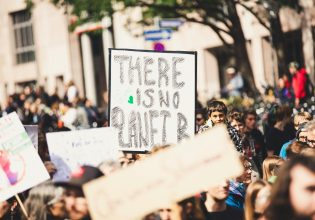 Eco Anxiety: Όταν οι επιπτώσεις της κλιματικής κρίσης επιβαρύνουν την ψυχολογία μας