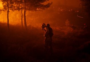 Φωτιά στην Αττική: Στο συντονιστικό κέντρο ο Μητσοτάκης – Δηλώσεις από τον Κικίλια