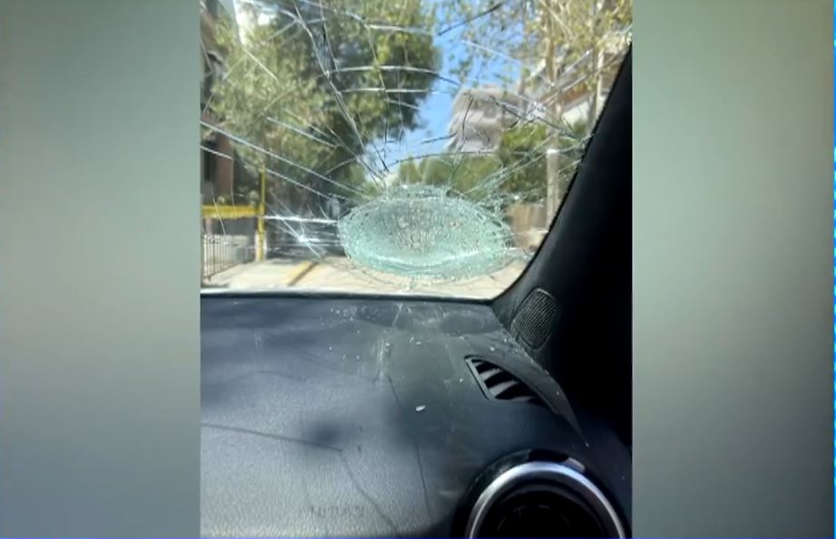 Αττική Οδός: Επίθεση με πέτρες σε όχημα οικογένειας – Μια το πέτυχε στο παρμπρίζ