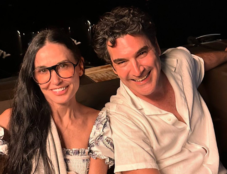 H Demi Moore αγκαλιά με τον Χριστόφορο Παπακαλιάτη στους Παξούς