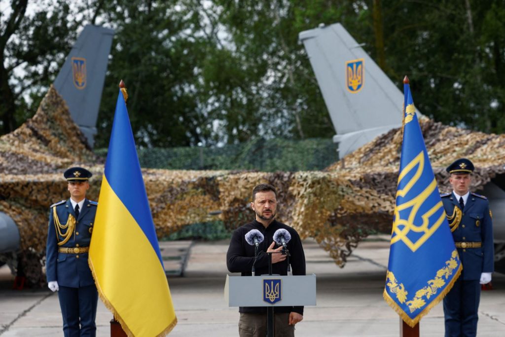 Ουκρανία: Παρουσίασε τα πρώτα F-16, αλλά σκέφτεται να…τα παρκάρει αλλού