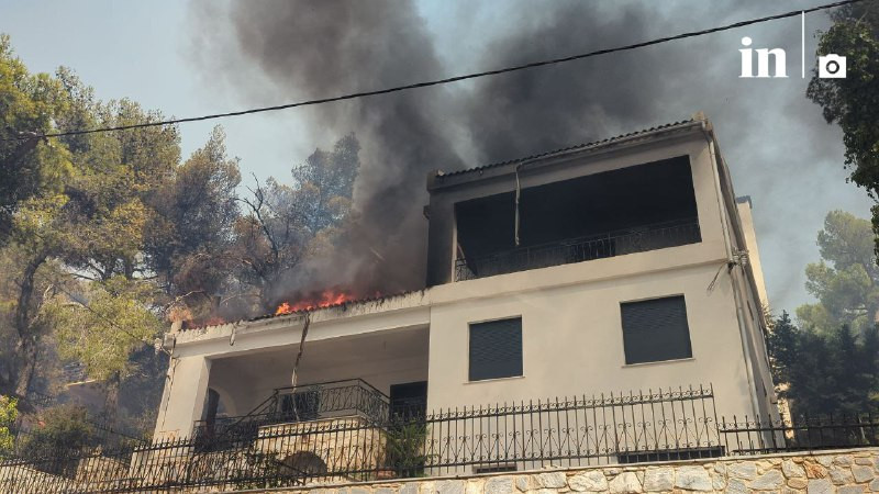 Φωτιά στην Αττική: Κόλαση φωτιάς στον αστικό ιστό – Σπίτια, αυτοκίνητα, περιουσίες παραδίδονται στις φλόγες