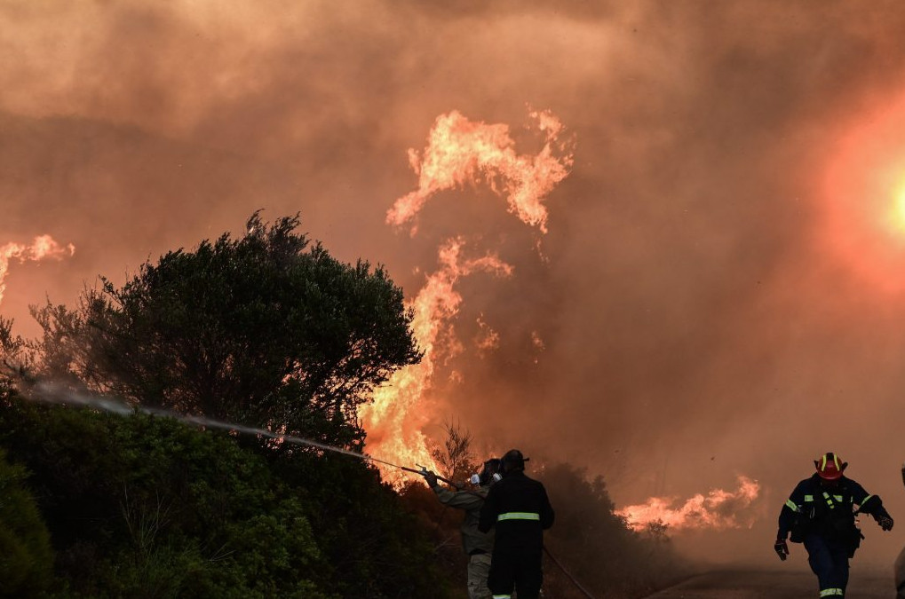 Φωτιά στην Αττική: Αντιδράσεις των πολιτικών για την ανεξέλεγκτη πυρκαγιά και όσους δοκιμάζονται