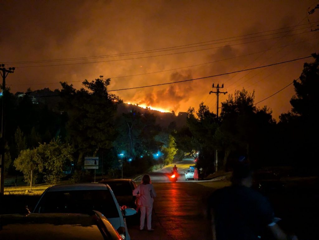 Φωτιά στον Βαρνάβα: Μπαράζ 112 τις πρώτες πρωινές ώρες – Ποιες περιοχές εκκενώνονται