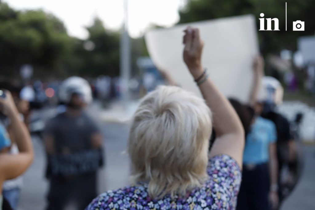 «Παραιτήσου» – Υπό έντονες αποδοκιμασίες η αποχώρηση Μητσοτάκη από την Πεντέλη