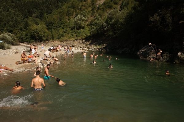 Και βουνό και… θάλασσα: Η πιο hot «παραλία» της Πίνδου βρίσκεται σε υψόμετρο 1.000 μέτρων