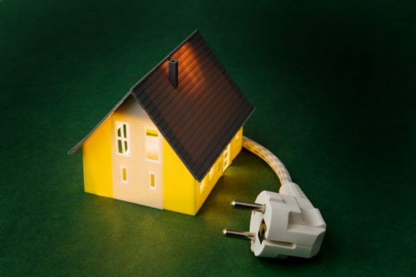 Ηλεκτρικό ρεύμα: Πώς διαμορφώνονται τα οικιακά τιμολόγια για τον Αύγουστο μετά την επιδότηση