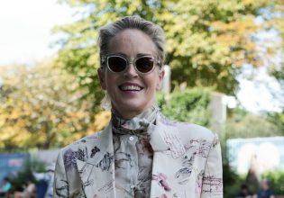 Το ιδιαίτερο σύνολό της Sharon Stone που έκλεψε την παράσταση στον τελικό τένις ανδρών - Τέλειο και για γάμο