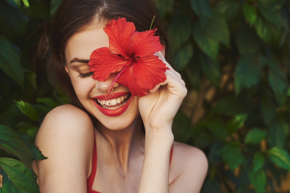 Μανικιούρ: Hibiscus nails, η τροπική τάση στα νύχια που πρέπει να δοκιμάσετε πριν φύγετε διακοπές