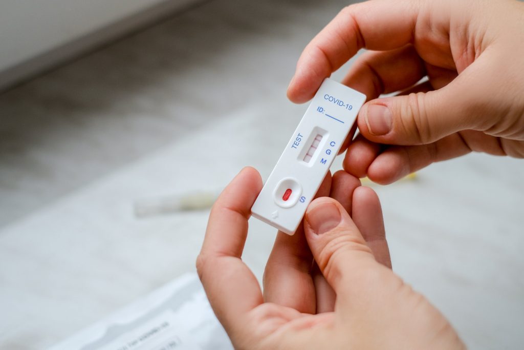 Κορονοϊός: Πολύ περισσότερα τα κρούσματα από όσα ανιχνεύονται – Έχουν σταματήσει οι εμβολιασμοί