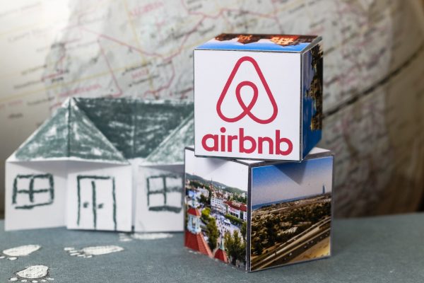 Airbnb: Ρεκόρ στις διαθέσιμες κλίνες – Πώς κινούνται οι τιμές, η ακτινογραφία του Ιουλίου