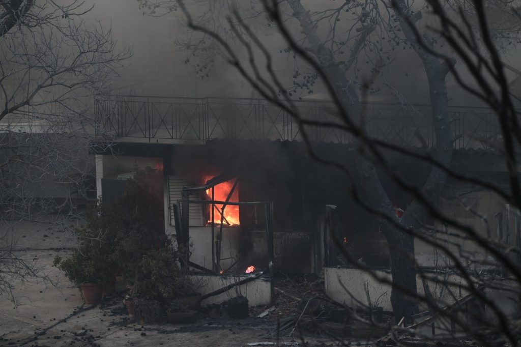 Αττική: Οι πρώτες εκτιμήσεις για το πόσα σπίτια κάηκαν από την κόλαση φωτιάς