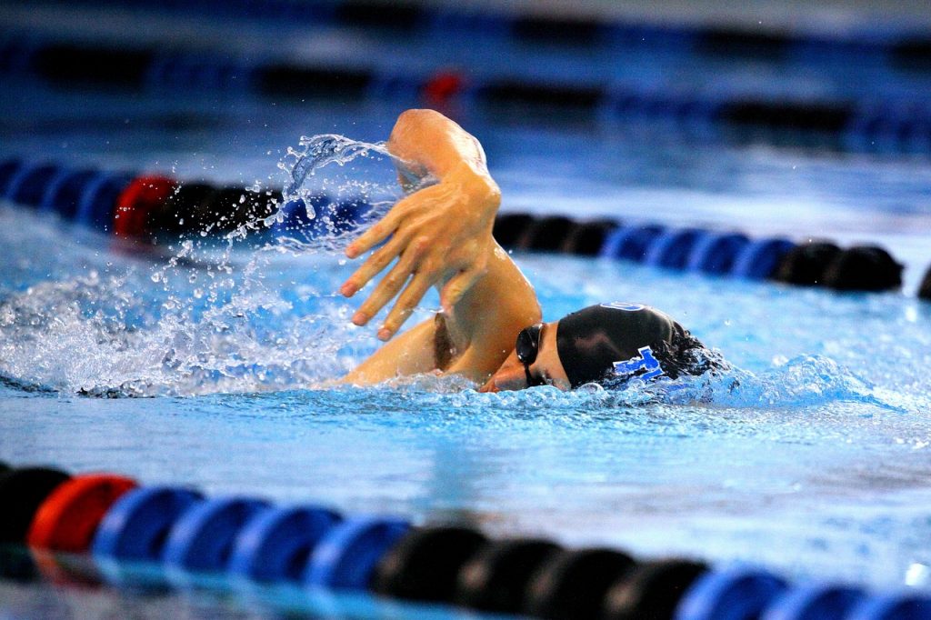 Απίστευτο βίντεο δείχνει τη διαφορά μεταξύ ενός μη επαγγελματία κολυμβητή και ενός ολυμπιονίκη