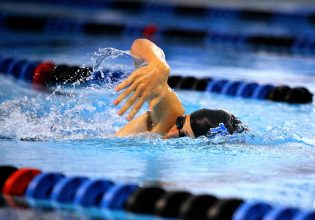 Απίστευτο βίντεο δείχνει τη διαφορά μεταξύ ενός μη επαγγελματία κολυμβητή και ενός ολυμπιονίκη