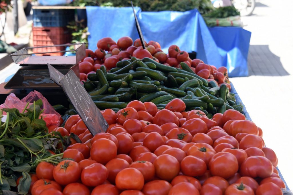 Ακρίβεια: Καύσωνας και λειψυδρία βάζουν σε κίνδυνο την αγροτική παραγωγή – Τσουχτερές οι τιμές στη λαϊκή