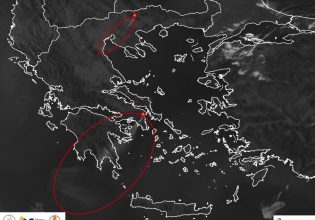 Φωτιά στην Αττική: Πάνω από 300 χλμ. έχει διανύσει ο καπνός – Σοκάρει χάρτης της NASA με τις εστίες