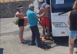 Viral: Οδηγός λεωφορείου στην Κρήτη που ξεπλένει τουρίστες από την άμμο – «Αυτά γίνονται μόνο στη Ελλάδα»