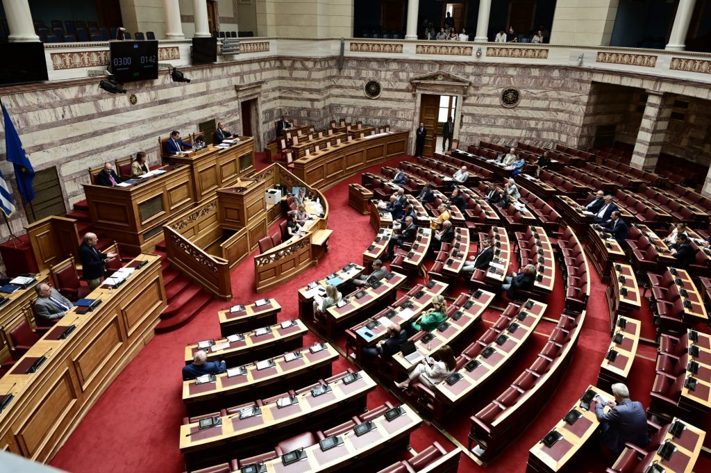 Βουλή: «Πυρετός» νομοσχεδίων πριν τα «μπάνια του λαού» και κράτος δικαίου σε… μόνιμες διακοπές