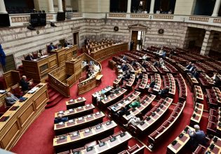 Βουλή: «Πυρετός» νομοσχεδίων πριν τα «μπάνια του λαού» και κράτος δικαίου σε… μόνιμες διακοπές