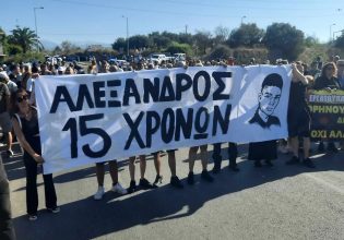 Κρήτη: «Θρηνούμε, πενθούμε, δεν ξεχνούμε» – Έκλεισαν τη γέφυρα του Γαλατά στον ΒΟΑΚ στα Χανιά