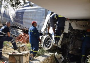 Τροχαίο στη Ζάκυνθο: Φορτηγό ξέφυγε από τον δρόμο και «καρφώθηκε» σε σπίτι – Δύο τραυματίες