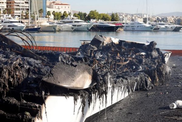 Σοβαρά κενά ασφαλείας αποκάλυψε η φωτιά στη Μαρίνα Ζέας