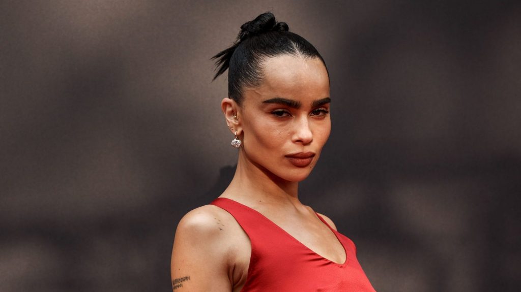 Το κομψό σινιόν της Zoë Kravitz είναι το χτένισμα που θέλουμε να αντιγράψουμε