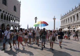Βενετία: Επισκέπτες και κάτοικοι επικροτούν το «πλαφόν» στα τουριστικά γκρουπ