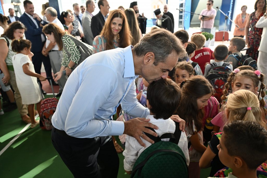 Στο 2ο Δημοτικό Σχολείο Γλυφάδας ο Μητσοτάκης για τον καθιερωμένο αγιασμό – Άλυτα τα προβλήματα