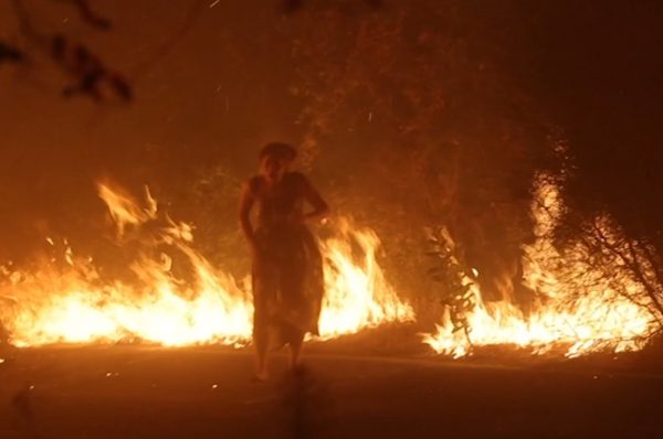 Καλιφόρνια: Κάτοικος περπατά ανάμεσα από τις φλόγες και βγαίνει σώα – Δείτε το συγκλονιστικό βίντεο