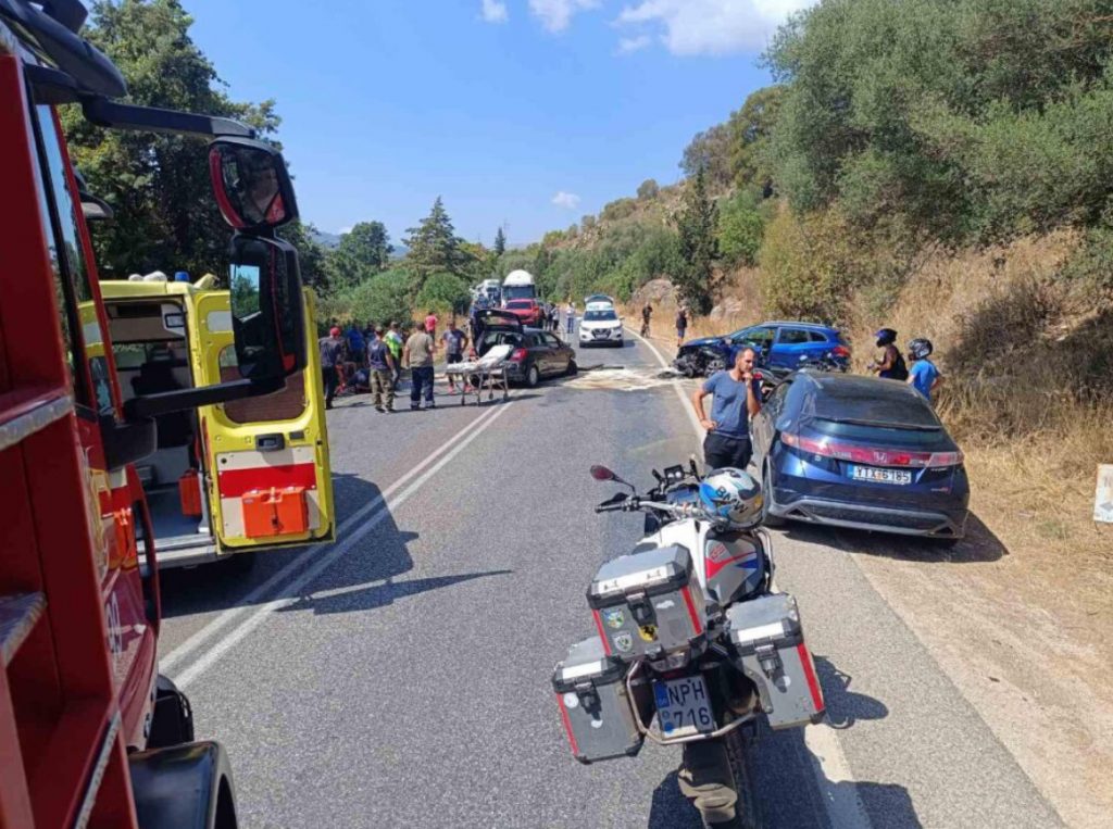 Πρέβεζα: Επιχείρηση απεγκλωβισμού τριών ατόμων έπειτα από τροχαίο