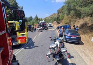 Πρέβεζα: Επιχείρηση απεγκλωβισμού τριών ατόμων έπειτα από τροχαίο