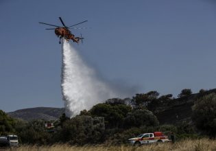 Μαίνεται η φωτιά στο Ξυλόκαστρο: 112 για εκκενώσεις οικισμών – Έκτακτη σύσκεψη Κικίλια