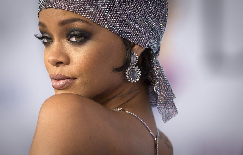 H Rihanna είναι η νέα μούσα του «J’ adore», αλλά η σύγκριση με τη Charlize Theron είναι αναπόφευκτη