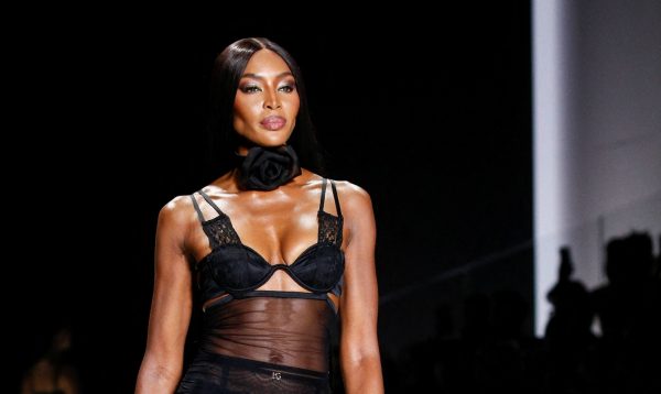 Naomi Campbell: Η αλλαγή στα μαλλιά της είναι η νέα τάση της φετινής σεζόν